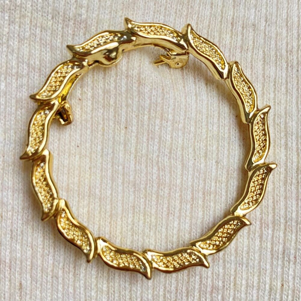 Gerrys Signed Gold Tone Leaf Wreath Brooch Pin Figural Botanical Vintage Costume